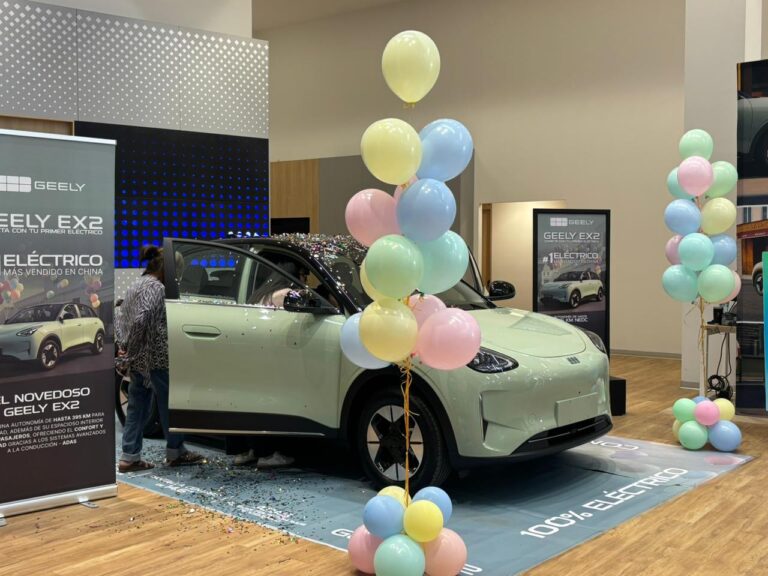 Geely presenta el nuevo EX2 en un exclusivo evento de lanzamiento.