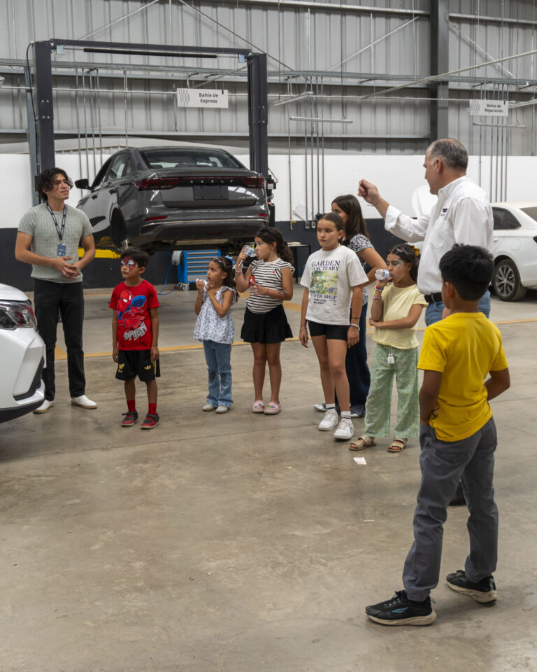 Mini Mecánicos Geely: una experiencia familiar que une diversión y pruebas de manejo.